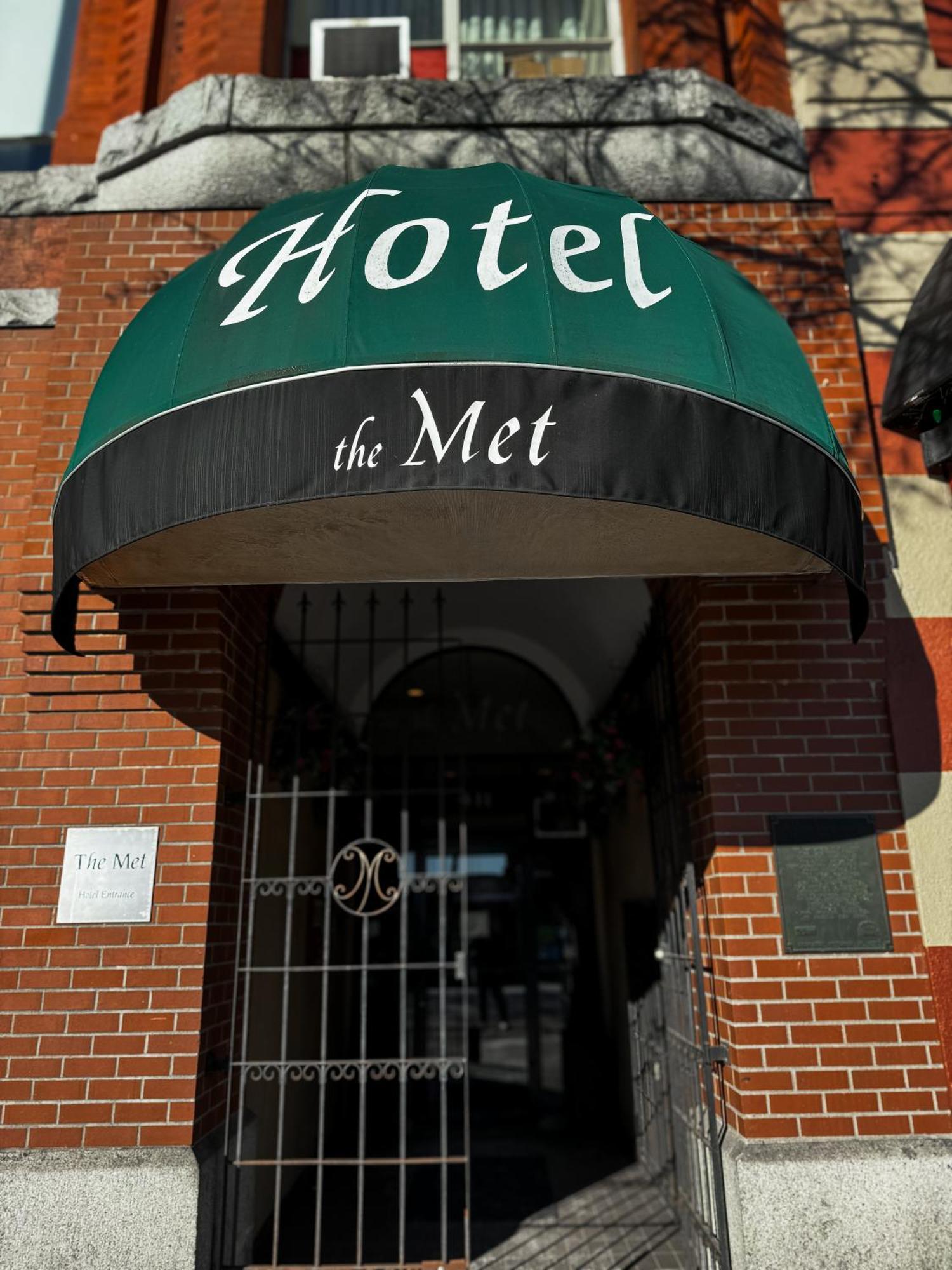 The Met Hotel Нью-Вестминстер Экстерьер фото